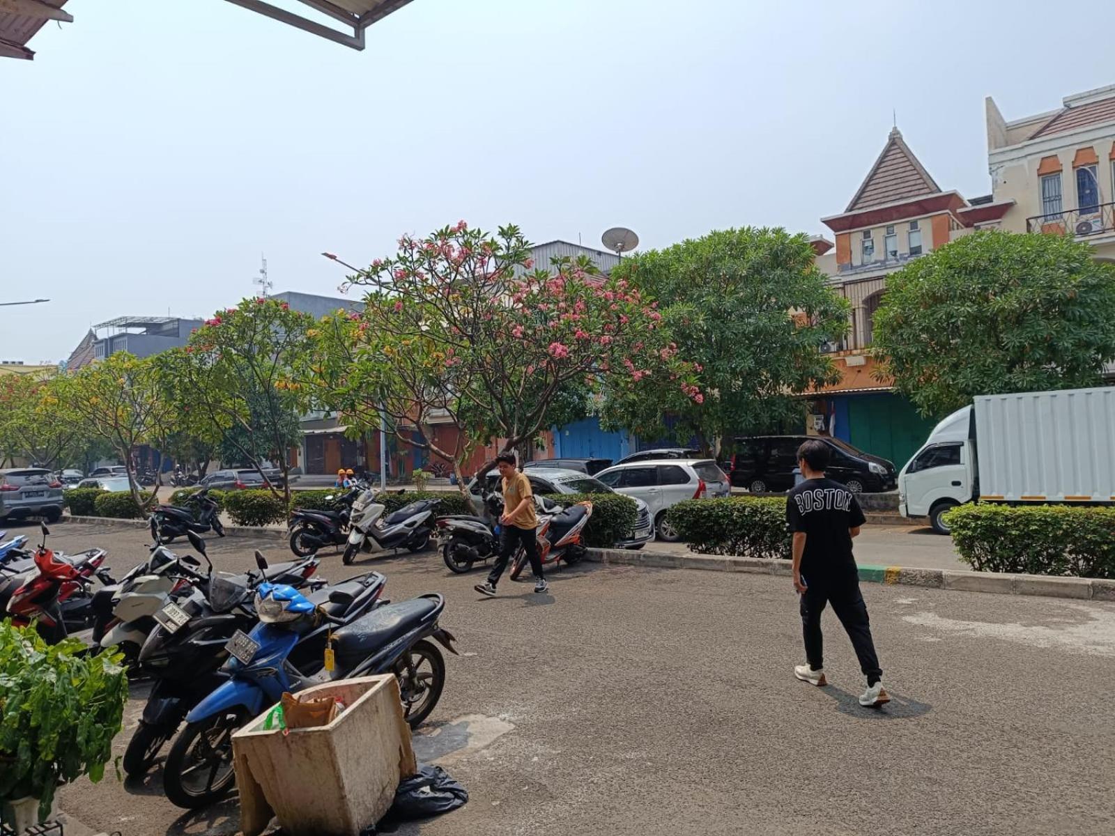 Ratana Cengkareng Syariah Hotel Jakarta Exterior photo